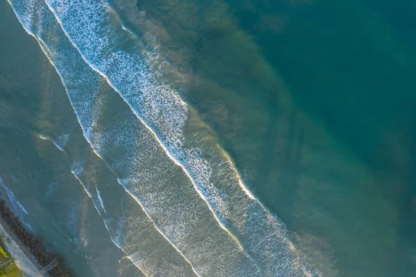 Повітряне Зображення Красивого Пляжу Видом Океанічні Хвилі Падіння Води Піщаний — стокове фото