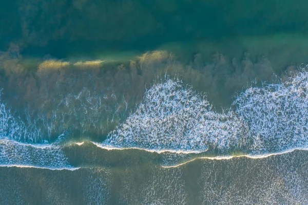 Légi Kép Gyönyörű Strand Kilátással Óceáni Hullámok Víz Összeomlik Homokos — Stock Fotó