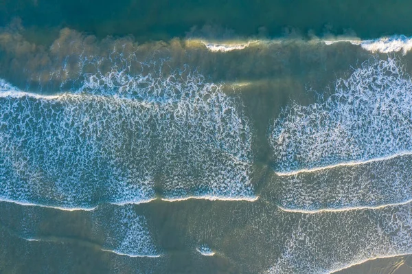 Luchtfoto Van Een Prachtig Strand Met Uitzicht Golven Van Oceaan — Stockfoto