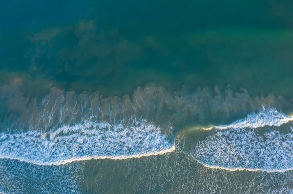 Légi Kép Gyönyörű Strand Kilátással Óceáni Hullámok Víz Összeomlik Homokos — Stock Fotó