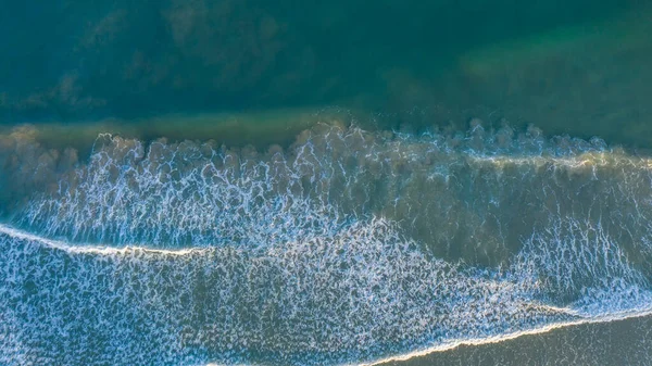 Légi Kép Gyönyörű Strand Kilátással Óceáni Hullámok Víz Összeomlik Homokos — Stock Fotó