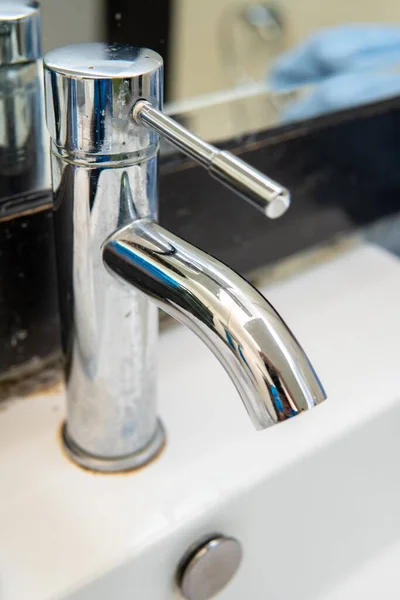 Clear Water Running Shiny Faucel Sink Bathroom Closeup View Water — Stock Photo, Image