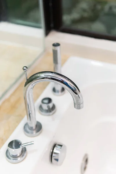 Temiz Parlak Musluktan Banyodaki Lavaboya Doğru Akıyor Yakın Görüş Yerleşik — Stok fotoğraf