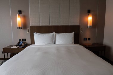 Lüks konforlu modern otel odası. İç mekan. Sabah beyaz yatak ve yastıkla.