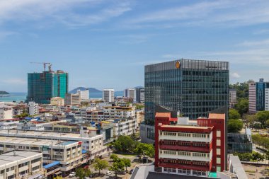 Kota KInabalu, Sabah, Malezya: 27 Mart 2021 Kota Kinabalu şehrinin Plaza Shell Binası (Sabah Shell Petroleum Co Ltd 'nin evi) ve Wisma Budaya' nın merkezi.