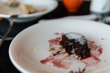 Çilekli çikolatalı lav keki beyaz tabakta servis ediliyor.