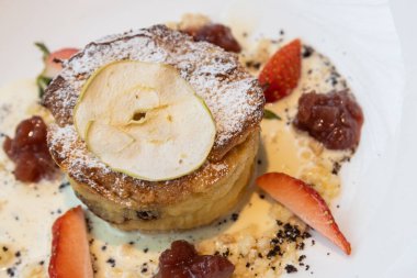 Lezzetli çöl elmalı keki beyaz tabakta servis ediliyor.