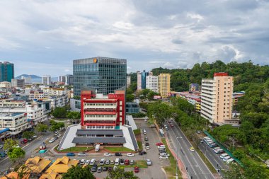Kota KInabalu, Sabah, Malezya: 27 Mart 2021 Kota Kinabalu şehrinin Plaza Shell Binası (Sabah Shell Petroleum Co Ltd 'nin evi) ve Wisma Budaya' nın merkezi.
