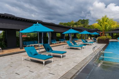 Kota Kinabalu, Sabah, Malezya-27 Mart 2021: Kota kinabalu City, Sabah, Malezya 'da çatı üstü otelinde güzel yüzme havuzu