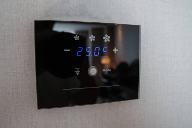 Duvardaki modern dijital hava durumu paneli