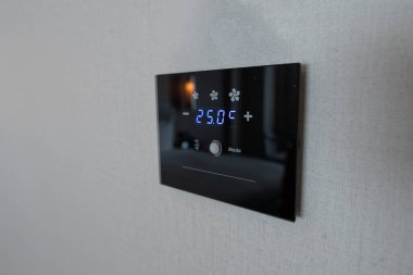 Duvardaki modern dijital hava durumu paneli