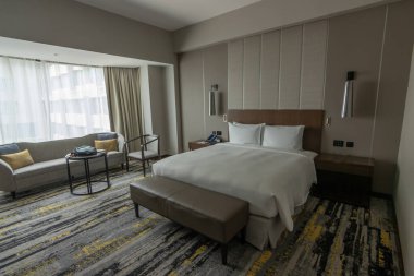 Lüks konforlu modern otel odası. İç mekan. Sabah beyaz yatak ve yastıkla.