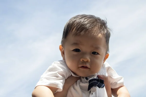 Mignon Adorable Asiatique Chinois Bébé Garçon Porter Jusqu Par Mère — Photo