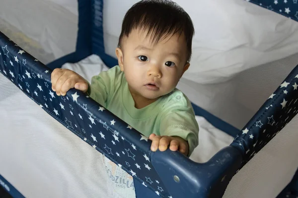 Porträtt Bild Lycklig Lokal Livsstil Asiatisk Kinesisk Baby Spela Ensam — Stockfoto