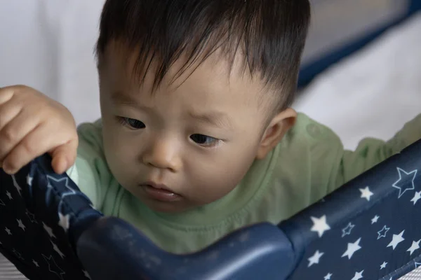 Porträtt Bild Lycklig Lokal Livsstil Asiatisk Kinesisk Baby Spela Ensam — Stockfoto