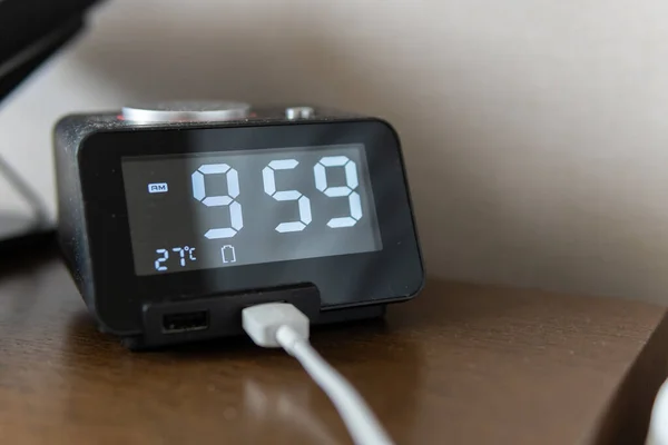 Eine Digitaluhr Auf Dem Tisch Zeigt Uhr Morgens — Stockfoto
