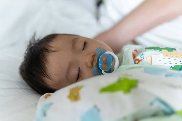 Μικρή Ασία Κινεζάκι Κοιμάται Λευκό Κρεβάτι Πιπίλα Πιπίλα Πιπίλα — Φωτογραφία Αρχείου
