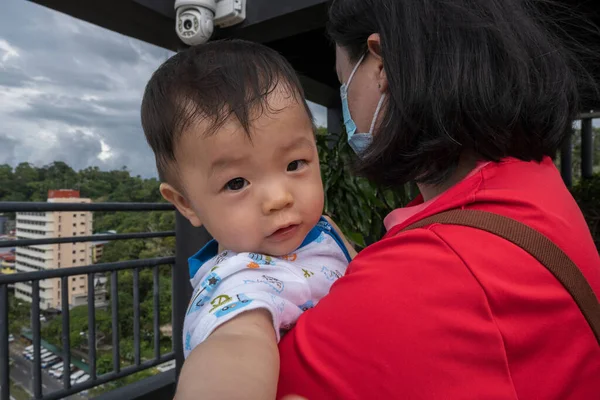 Χαριτωμένο Και Αξιολάτρευτο Ασιατικό Κινεζάκι Μωρό Φέρει Επάνω Από Μητέρα — Φωτογραφία Αρχείου