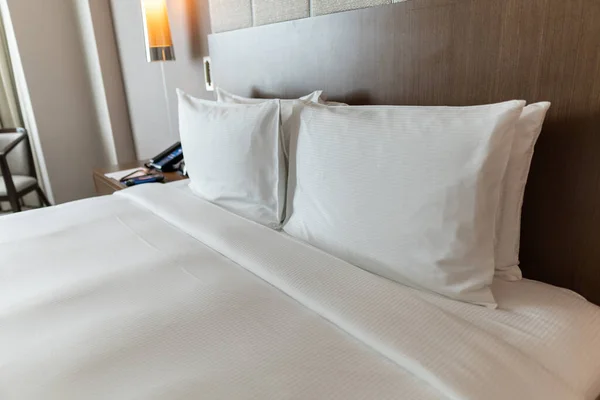 Comfort Luxe Modern Hotel Slaapkamer Interieur Ochtend Met Wit Bed — Stockfoto