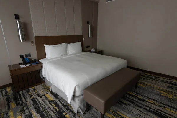Comfort Luxe Modern Hotel Slaapkamer Interieur Ochtend Met Wit Bed — Stockfoto