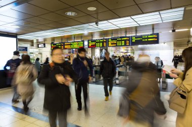 Sapporo, Japonya-26 Aralık 2017: Yoğun saatlerde Sapporo JR tren istasyonundan çıkan birçok Karga insan, görüntü hafifçe hareket bulanıklığı ve gürültü