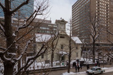 Sapporo, Japonya-26 Aralık 2017: Sapporo Saat Kulesi kış mevsiminde Hokkaido 'nun bir sembolüdür. Bu bina 1878' de Amerikan stili gelişiminde ahşap bir yapıdır.
