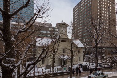 Sapporo, Japonya-26 Aralık 2017: Sapporo Saat Kulesi kış mevsiminde Hokkaido 'nun bir sembolüdür. Bu bina 1878' de Amerikan stili gelişiminde ahşap bir yapıdır.