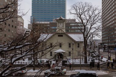 Sapporo, Japonya-26 Aralık 2017: Sapporo Saat Kulesi kış mevsiminde Hokkaido 'nun bir sembolüdür. Bu bina 1878' de Amerikan stili gelişiminde ahşap bir yapıdır.
