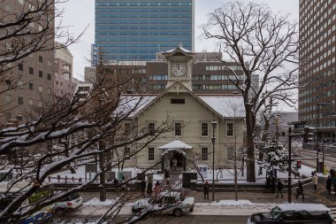 Sapporo, Japonya-26 Aralık 2017: Sapporo Saat Kulesi kış mevsiminde Hokkaido 'nun bir sembolüdür. Bu bina 1878' de Amerikan stili gelişiminde ahşap bir yapıdır.