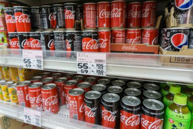 Sapporo, Hokkaido, Japonya-26 Aralık 2017: Coca Cola 'nın orijinal tadı süpermarkette satılık vitrinlerde satılıyor. Karbonatlı meşrubat The Coca-Cola Company tarafından üretilir..