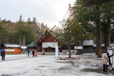 Sapporo, Japonya-26 Aralık 2017: Tanımlanamayan turistler Hokkaido, Japonya 'daki Hokkaido Shinto Tapınağı' nın Güzel Mimarisini ziyaret ediyorlar
