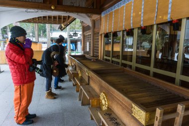 Sapporo, Japonya-26 Aralık 2017: Tanımlanamayan turistler Hokkaido, Japonya 'daki Hokkaido Shinto Tapınağı' nın Güzel Mimarisini ziyaret ediyorlar