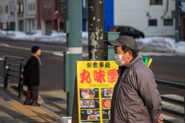 Otaru, Japonya-23 Aralık 2017: SANKAKU MARKET Japonya 'nın Otaru kentindeki en ünlü taze deniz ürünleri pazarıdır.