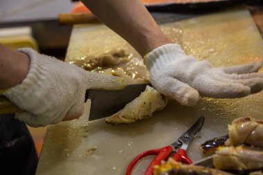 Japon Hokkaido Kralı Yengeç kesen beyaz koruluklu bir suşi şefi.