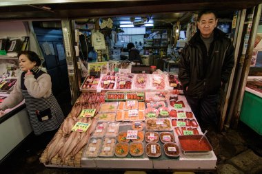 Otaru, Japonya-23 Aralık 2017: SANKAKU MARKET Japonya 'nın Otaru kentindeki en ünlü taze deniz ürünleri pazarıdır.