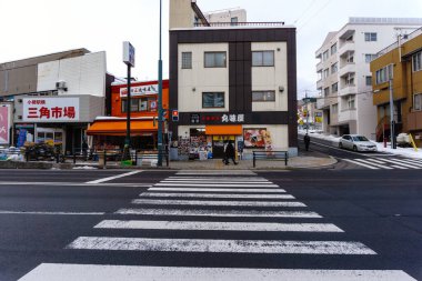 Otaru, Japonya-23 Aralık 2017: SANKAKU MARKET Japonya 'nın Otaru kentindeki en ünlü taze deniz ürünleri pazarıdır.
