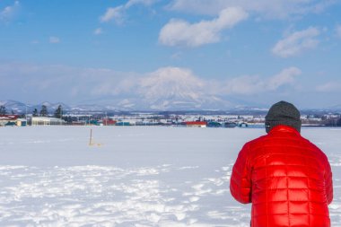 Güzel kış manzarası kar altında, kimliği belirsiz fotoğrafçıyla birlikte Hokkaido Japonya 'da bir yolda toz kar üzerinde.