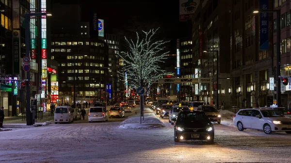 日本札幌 2017年12月26日 冬季札幌市中心街道景观图像 道路上覆盖着夜间拍摄的雪景 — 图库照片