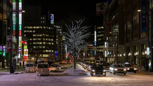 日本札幌 2017年12月26日 冬季札幌市中心街道景观图像 道路上覆盖着夜间拍摄的雪景 — 图库照片