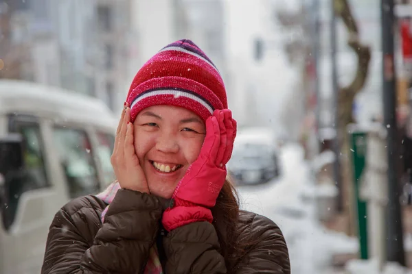 Bella Felice Ragazza Con Bocca Sciarpa Copertura Inverno Giorno Nevoso — Foto Stock