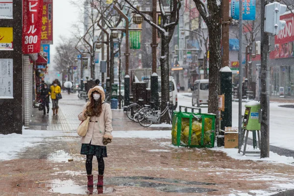 Sapporo Japonia Grudnia 2017 Niezidentyfikowani Piesi Spacerują Mieście Sapporo Noszą — Zdjęcie stockowe