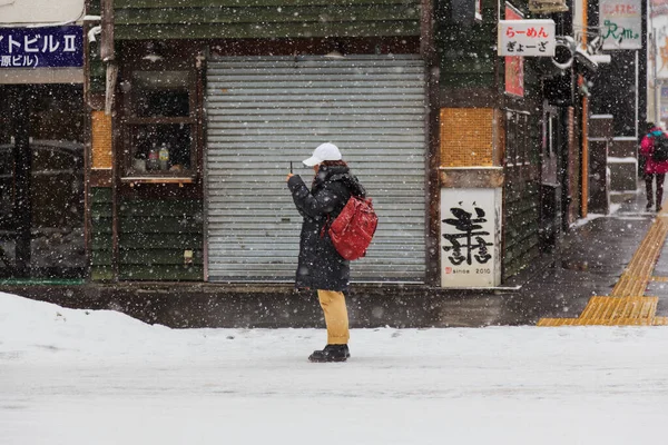 日本札幌 2017年12月25日 在日本北海道札幌市 身份不明的行人在冬季穿着冬季夹克和道路被雪覆盖 — 图库照片