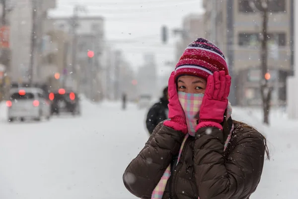 美しいと幸せな女の子とともにスカーフカバー口で冬雪の日屋外 — ストック写真