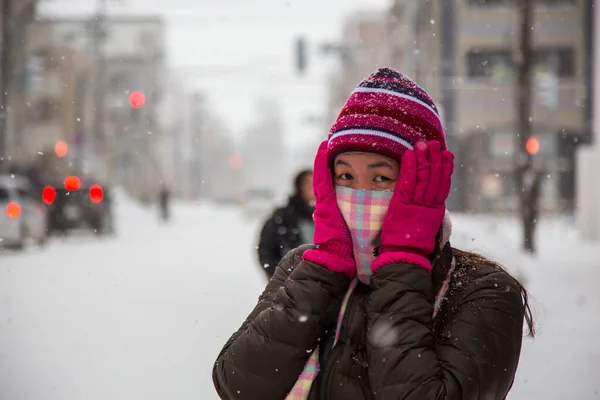 Красива Щаслива Дівчина Шарфом Покриває Рот Взимку Сніговий День Відкритому — стокове фото