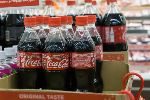 北海道札幌市2017年12月26日 コカコーラオリジナル味のボトル入りドリンク 炭酸飲料はコカ コーラ社が製造しています — ストック写真