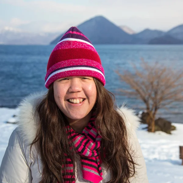 Όμορφη Και Ευτυχισμένη Νεαρή Κοπέλα Από Την Ασία Χειμερινή Χιονισμένη — Φωτογραφία Αρχείου