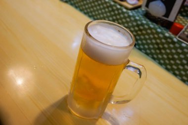 Restoranın yanında bir bardak Japon birası.