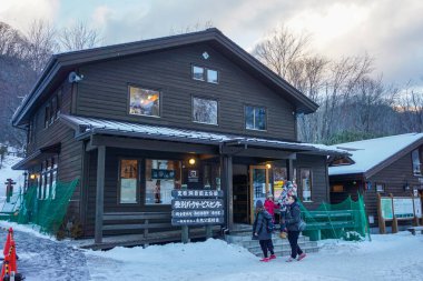 Noboribetsu, Japonya, 22 Aralık 2017: Kimliği belirsiz turistler Japonya 'nın Hokkaido kentindeki Noboribetsu Onsen, Noboribetsu Onsen' in Kaynağı olan Jigokudani veya Hell Valley 'i ziyaret ediyorlar.,