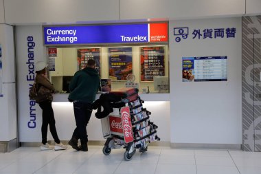 Yeni Chitose, Hokkaido, Japonya-21 Aralık 2017: Yeni Chitose Havalimanı 'nda Japonca notları değiştirmek için döviz mağazasında kimliği belirsiz turist, Japon para birimi Yen