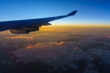 Pencere görüntüsü sırasında uçak kanadı ile güzel bir gün doğumu.